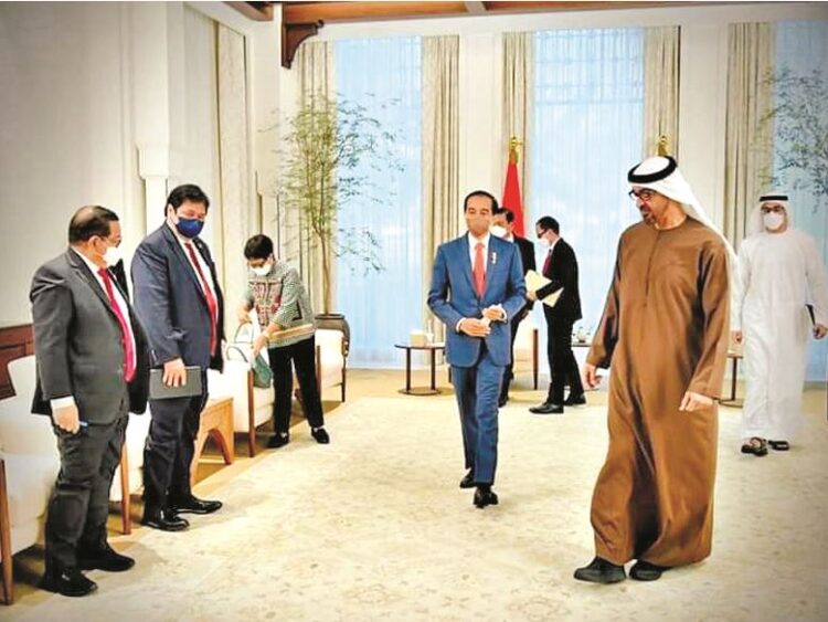 KUNKER KE ABU DHABI. Presiden Joko Widodo beserta Menteri Koordinator Bidang Perekonomian Airlangga Hartarto dan sejumlah menteri Kabinet Indonesia Maju lainnya, melanjutkan kunjungan kerja ke Abu Dhabi, Persatuan Emirat Arab (PEA), pada 3—4 November 2021.
(ISTIMEWA)