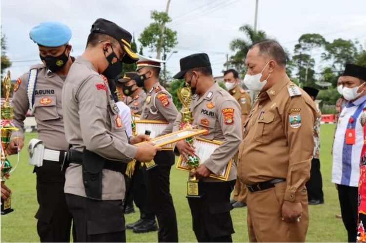Kapolres Lambar  AKBP Hadi Saepul Rahman memberi penghargaan kepada anggota dan camat serta puskesmas atas percepatan vaksinasi covid-19,  Sabtu (27/11).