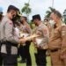 Kapolres Lambar  AKBP Hadi Saepul Rahman memberi penghargaan kepada anggota dan camat serta puskesmas atas percepatan vaksinasi covid-19,  Sabtu (27/11).