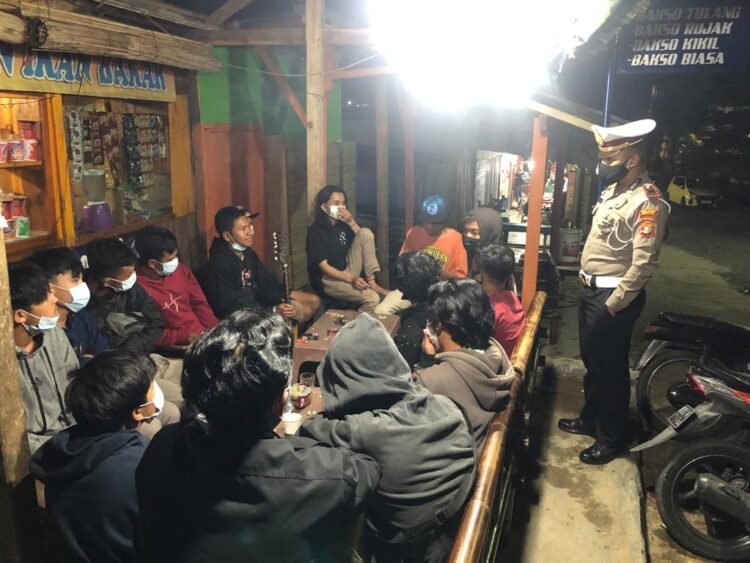 Operasi zebra Krakatau Polres Lambar bubarkan kerumunan warga guna mencegah terjadinya penyebaran dan lonjakan kasus Covid-19.