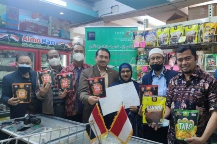 Penandatanganan nota kesepahaman (MoU) antara Rafin’s Snack asal Lampung dan Almo Mart Asian Supermarket asal Mesir. (Istimewa)