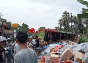 Truk muatan makanan ringan terguling di tanjakan Tarahan, Jalinsum, Desa Tarahan, Kecamatan Katibung, Lampung Selatan. (Lampost.co/Perdhana)