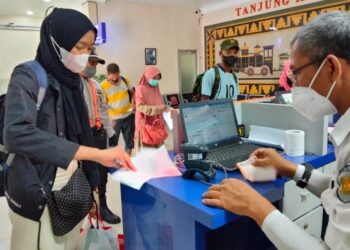ANTISIPASI NATARU. Petugas Stasiun KA Tanjungkarang memeriksa kelengkapan penumpang di Stasiun KA Tanjungkarang, Senin (1/11). Provinsi Lampung bersiap menghadapi potensi gelombang ketiga pandemi Covid-19. Seluruh pemerintah daerah (pemda) di Bumi Ruwa Jurai diminta bersatu padu mengantisipasi libur Natal dan Tahun Baru (Nataru) dengan berbagai kebijakan penanggulangan Covid-19.
n LAMPUNG POST/ZAINUDDIN