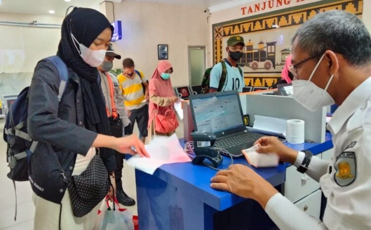 ANTISIPASI NATARU. Petugas Stasiun KA Tanjungkarang memeriksa kelengkapan penumpang di Stasiun KA Tanjungkarang, Senin (1/11). Provinsi Lampung bersiap menghadapi potensi gelombang ketiga pandemi Covid-19. Seluruh pemerintah daerah (pemda) di Bumi Ruwa Jurai diminta bersatu padu mengantisipasi libur Natal dan Tahun Baru (Nataru) dengan berbagai kebijakan penanggulangan Covid-19.
n LAMPUNG POST/ZAINUDDIN