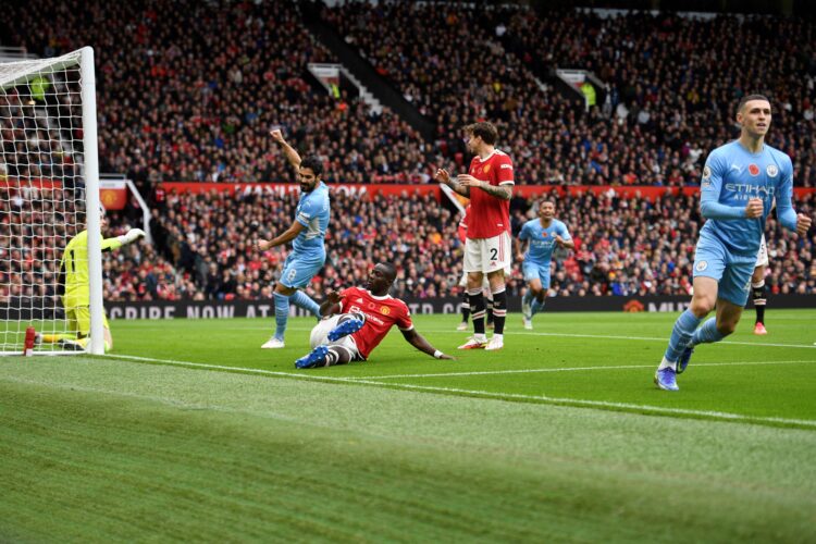 REAKSI BAILLY. Bek Manchester United asal Pantai Gading Eric Bailly (tengah) bereaksi setelah dia mencetak gol bunuh diri selama pertandingan sepak bola Liga Premier Inggris antara Manchester United dan Manchester City di Old Trafford di Manchester, Sabtu (6/11).
AFP/OLI SCARFF
