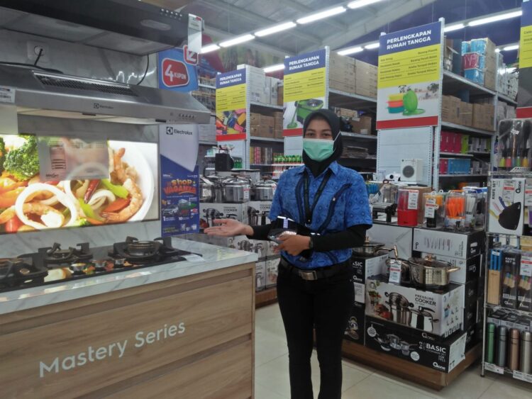 Sebagai bentuk perhatian kepada konsumen setianya di penghujung tahun, Mitra 10 menggelar promosi Late Nite Sale pada Sabtu (18/12). LAMPUNG POST/NURJANAH