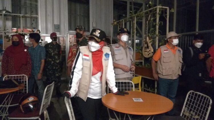OPERASI YUSTISI. Wali Kota Bandar Lampung Eva Dwiana bersama Tim Yustisi Satgas Covid-19 Kota Bandar Lampung saat melakukan pengawasan terhadap kafe yang melanggar aturan jam operasional di Dijou Coffeebar, Jalan HOS Cokroaminoto. n LAMPUNG POST/DETA CITRAWAN