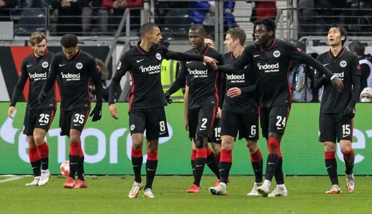 LAGA BUNDESLIGA
Gelandang Frankfurt Djibril Sow (ketiga dari kiri) melakukan selebrasi usai mencetak gol ke gawang Bayer Leverkusen di laga Bundesliga.
AFP/DANIEL ROLAND