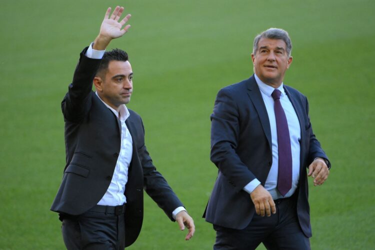 Pelatih Barcelona, Xavi Hernandez (kiri), bersama Presiden Klub, Joan Laporta.
AFP