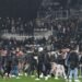 PENDUKUNG TIM
Para pendukung masuk ke lapangan dalam laga Coupe de France antara Paris FC dan Lyon.
AFP/BERTRAND GUAY