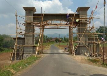 Pekon Trimulio Bangun Gapura Perbatasan