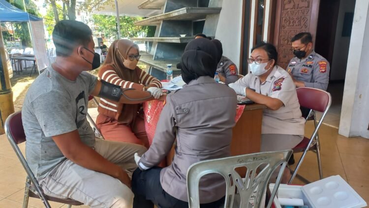 Pemohon pembuat atau perpanjangan SIM wajib sudah vaksin. Bagi yang belum, Polres Bandar Lampung langsung memfasilitasi vaksin di tempat.