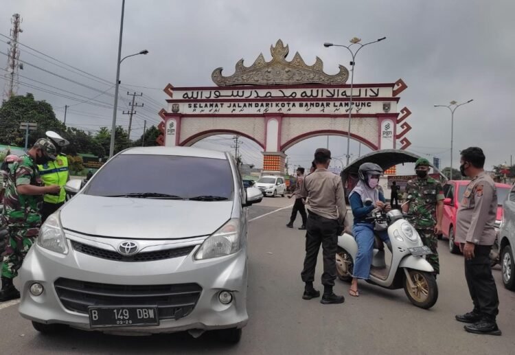 PEMERIKSAAN DI POSKO PENYEKATAN. Satgas Covid-19 Kota Bandar Lampung memeriksa kendaraan yang memasuki Kota Bandar Lampung di Posko Penyekatan Rajabasa Bandar Lampung, Selasa (7/12). Pemerintah resmi membatalkan kebijakan penerapan PPKM level 3 yang rencananya diterapkan di masa Natal dan Tahun Baru dan akan mengikuti asesmen situasi pandemi sesuai aturan yang berlaku dengan tambahan pengetatan.
LAMPUNG POST/SUKISNO