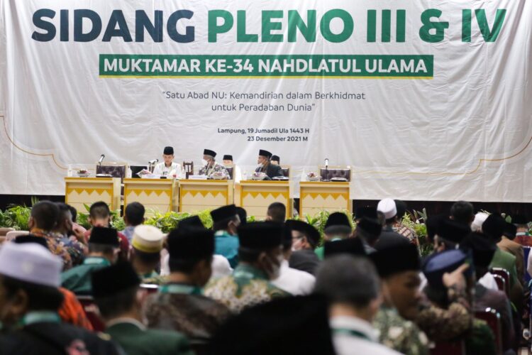 PLENO MUKTAMAR KE-34 NU. Suasana sidang pleno Muktamar ke-34 NU untuk menentukan Tim Ahlul Walii Wal Aqdi (AHWA) di Gedung Serbaguna Unila, Kamis (23/12). Pada sidang tersebut menetapkan 9 kiai sepuh yang bertugas memilih rais am PBNU periode 2021—2026.
(ISTIMEWA)
