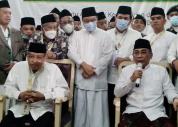 Gus Yahya Cholil Staquf (kanan) dan KH Said Aqil (kiri) saat memberikan keterangan di hadapan para awak media setelah dirinya dinyatakan menang dalam pemilihan ketua umum PBNU periode 2021—2026 di Gedung Serbaguna Universitas Lampung, Jumat (24/12). (LAMPUNG POST/ANDI APRIADI)