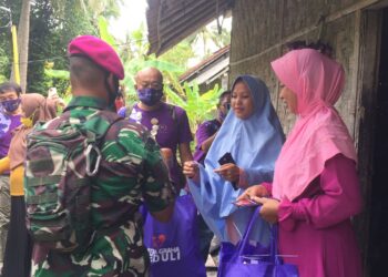 Anggota Marinir Brigif 4 Mar/BS saat berbagi dan merayakan damai Natal dengan sukacita berbagi kasih di pulau terpencil, yakni di Pulau Tegal, Pesawaran. (MTVL/PUTRI PURNAMA)