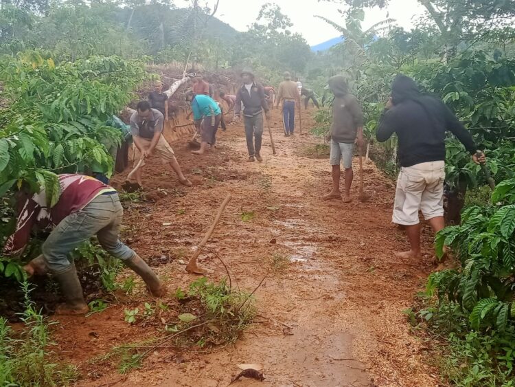 Warga Sukadamai Lebarkan Jalan Menuju Pemakaman