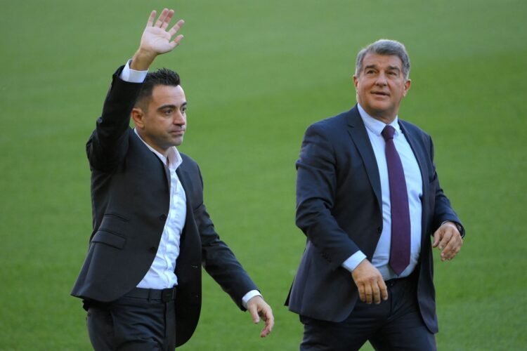 Pelatih Barcelona Xavi Hernandez (kiri) bersama Presiden Klub Barcelona Joan Laporta.AFP