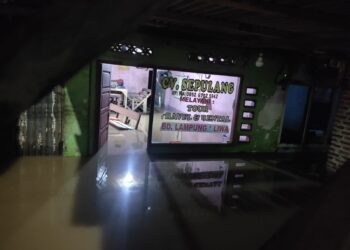 Rumah terendam banjir setinggi lutut orang dewasa di Jalan ZA Pagar Alam Rajabasa Bandar Lampung (Samping SPBU Nunyai), Jumat (10/12). (LAMPUNG POST/SUKISNO)