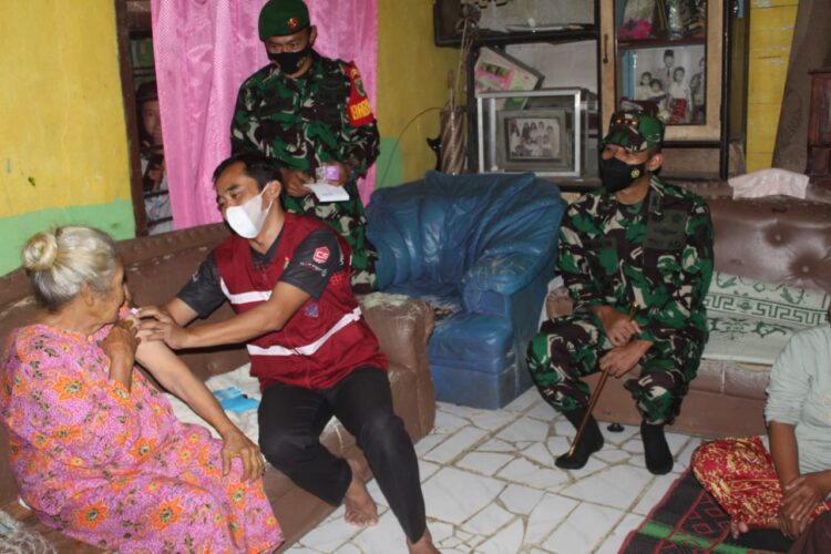 Komandan Kodim 0422/Lambar Letnan Kolonel Czi Anthon Wibowo bersama anggotanya dalam giat vaksinasi door to door.