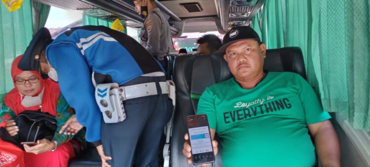 Polres Pringsewu, TNI, dan pemerintah kabupaten setempat mulai melakukan penyekatan guna membatasi mobilitas masyarakat dan mencari warga yang belum disuntik vaksin Covid-19.