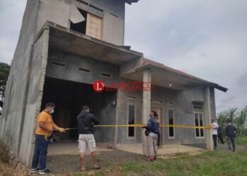 Petugas memasang garis polisi di tempat kejadian perkara, Desa Sabahbalau, Kecamatan Tanjungbintang, Lampung Selatan. (Dok. Lampost.co)