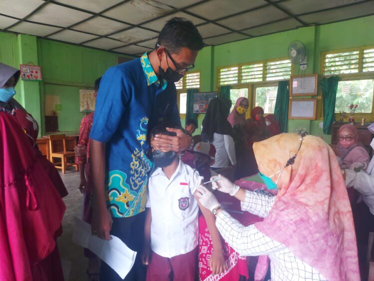 Pelaksanaan vaksinasi untuk anak usia 6-11 tahun di SDN 8 Gedongtataan, Pesawaran.
