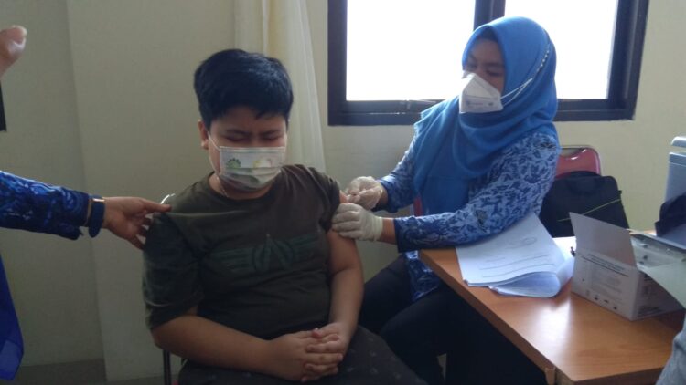 Salah satu siswa SD saat disuntik vaksin Covid-19.