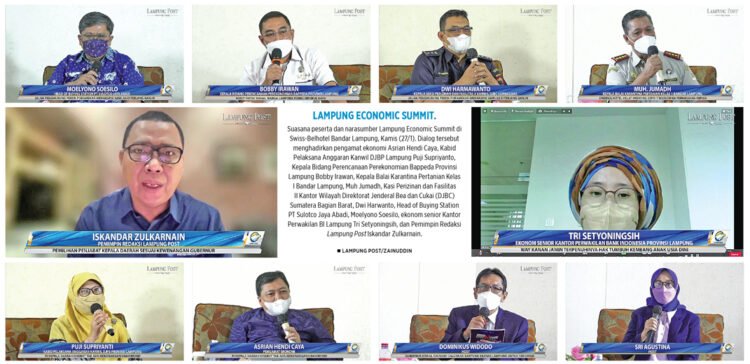 LAMPUNG ECONOMIC SUMMIT. Suasana peserta dan narasumber Lampung Economic Summit di Swiss-Belhotel Bandar Lampung, Kamis (27/1). Dialog tersebut menghadirkan pengamat ekonomi Asrian Hendi Caya, Kabid Pelaksana Anggaran Kanwil DJBP Lampung Puji Supriyanto, Kepala Bidang Perencanaan Perekonomian Bappeda Provinsi Lampung Bobby Irawan, Kepala Balai Karantina Pertanian Kelas I Bandar Lampung, Muh Jumadhi, Kasi Perizinan dan Fasilitas II Kantor Wilayah Direktorat Jenderal Bea dan Cukai (DJBC) Sumatera Bagian Barat, Dwi Harwanto, Head of Buying Station PT Sulotco Jaya Abadi, Moelyono Soesilo, ekonom senior Kantor Perwakilan BI Lampung Tri Setyoningsih, dan Pemimpin Redaksi Lampung Post Iskandar Zulkarnain.
LAMPUNG POST/ZAINUDDIN