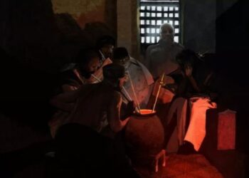 Ilustrasi yang menunjukkan bagaimana orang mungkin minum bir bersama-sama dengan sedotan panjang selama Zaman Perunggu. LIVE SCIENCE/KELVIN WILSON