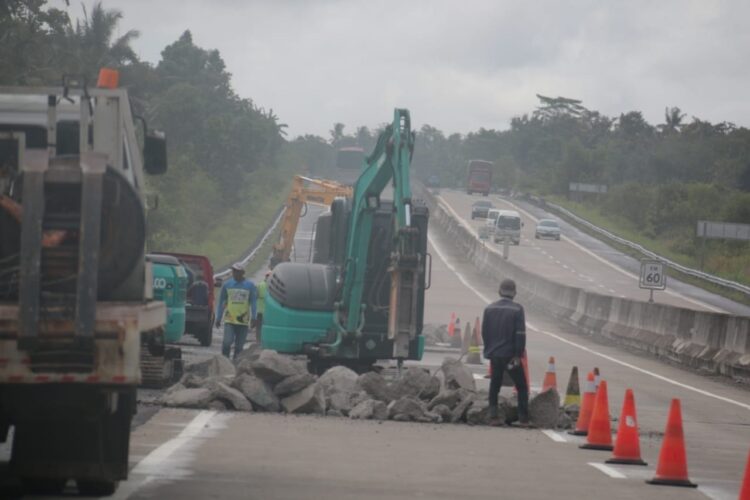 PERBAIKAN JTTS. Pekerja mengoperasikan alat berat memperbaiki ruas jalan tol trans-Sumatera KM 60 Kecamatan Way Sulan, Lampung Selatan, Kamis (20/1). PT Hutama Karya mengatakan kontur tanah yang bergelombang menjadi pemicu kerusakan jalan tol trans-Sumatera (JTTS).
LAMPUNG POST/SUKISNO