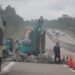 PERBAIKAN JTTS. Pekerja mengoperasikan alat berat memperbaiki ruas jalan tol trans-Sumatera KM 60 Kecamatan Way Sulan, Lampung Selatan, Kamis (20/1). PT Hutama Karya mengatakan kontur tanah yang bergelombang menjadi pemicu kerusakan jalan tol trans-Sumatera (JTTS).
LAMPUNG POST/SUKISNO