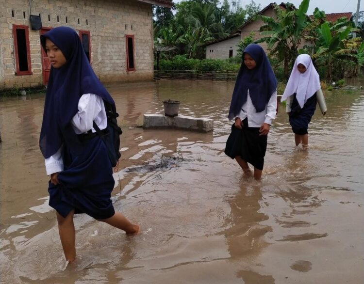 Berharap Bantuan untuk Bertahan Hidup