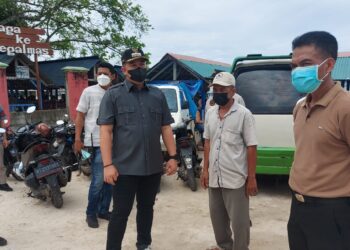 Bupati Pesawaran Dendi Ramadhona saat meninjau penerapan prokes di tempat wisata.