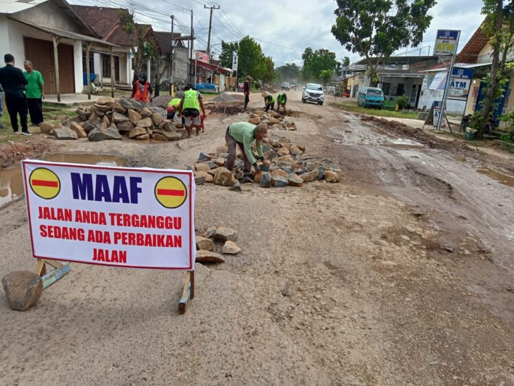 Warga Desa Rulungmulya Rutin Perbaiki Jalan Utama