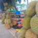 Sejumlah pedagang durian di Jalan Dr Susilo, Kota Bandar Lampung, sedang menunggu pembeli. LAMPUNG POST/ZAINUDDIN