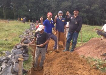 Warga Kelurahan Gunung Sulah Rutin Membersihkan Lingkungan