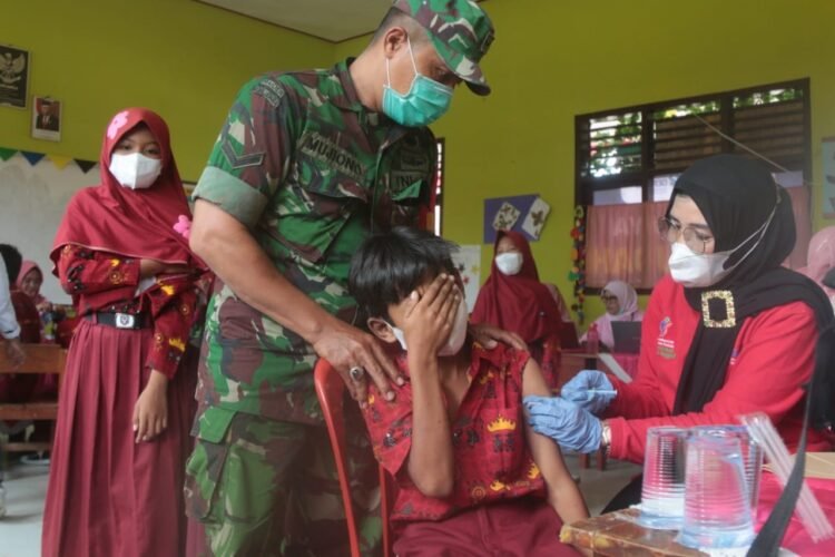 TNI-Polri Dampingi Nakes Lakukan Vaksinasi