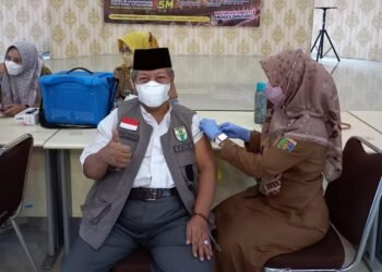 Ketua FKUB Lampung Mohammad Bahrudin saat mendapatkan suntik vaksin dosis III (booster).