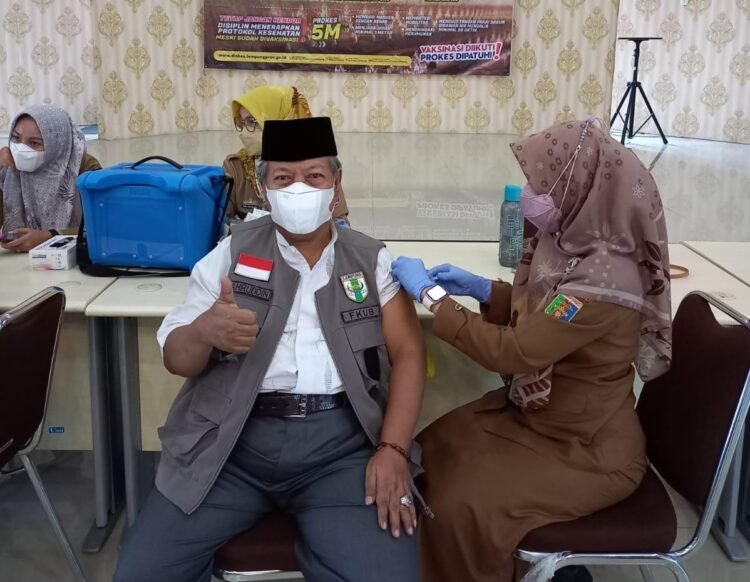 Ketua FKUB Lampung Mohammad Bahrudin saat mendapatkan suntik vaksin dosis III (booster).