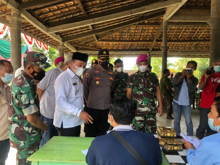 Polres Pringsewu bersama Brigade Infanteri (Brigif) 4 Marinir/BS Lampung dan Pemerintah Kabupaten Pringsewu berkolaborasi melaksanakan vaksinasi massal, Kamis (6/1).
