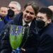 ANGKAT TROFI
Pelatih kepala Inter Milan Simone Inzaghi (tengah) dan Presiden Inter Milan Steven Zhang mengangkat trofi Piala Super Italia 2021.
AFP/ MIGUEL MEDINA