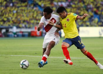 Renato Tapia (kiri), dan pemain Kolombia, Luis Diaz, berebut bola pada laga Kualifikasi Piala Dunia 2022 zona Amerika Selatan, Sabtu (29/1).
AFP/ DANIEL MUNOZ