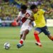 Renato Tapia (kiri), dan pemain Kolombia, Luis Diaz, berebut bola pada laga Kualifikasi Piala Dunia 2022 zona Amerika Selatan, Sabtu (29/1).
AFP/ DANIEL MUNOZ