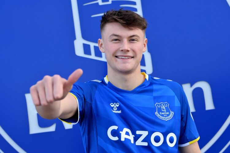 Bek kanan Everton, Nathan PattersonTwitter @Everton