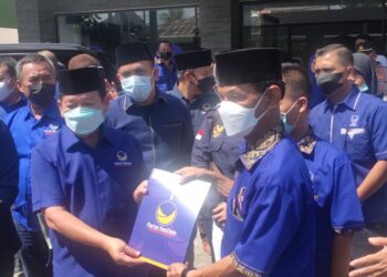 Ketua DPW NasDem Lampung Herman HN menyerahkan pupuk jenis Eco Farming kepada masyarakat Lampung secara simbolis ke 15 DPD kabupaten/kota  NasDem Lampung di Kantor DPW NasDem Lampung, Rabu (5/1). (LAMPUNG POST/ASRUL SEPTIAN MALIK)