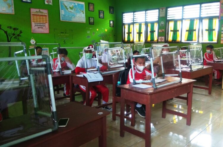 Siswa Kelas 6 SDN 2 Way Halim saat mengikuti kegiatan PTM terbatas. (LAMPUNG POST/DETA CITRAWAN)