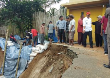 Petugas Gabungan Menangani Longsor