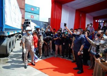 Gubernur Sumsel Herman Deru melepas ekspor komoditas pertanian di Sumsel di kawasan PT Berkat Makmur Kontainer Palembang. MI/Dwi