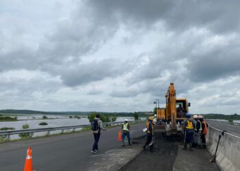 Kontur tanah rawa yang tidak padat menjadi penyebab sejumlah titik ruas Jalan Tol Trans Sumatera (JTTS) mengalami kerusakan. LAMPUNG POST/ATIKA OKTARIA